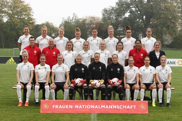 The German Women u0026 39;s national team rear from left Joelle Wedemeyer TaBeA Kemme Leonie Maier Linda Dallmann Hasret Kayikci Svenja Huth Lina Magull Anna Pallor centre from left Goalkeeper coach Simon Panter Co team manager Markus Högner Melanie Leupolz Kathrin Hendrich Lea Schueller Sara Doorsoun Federal trainers Steffi Jones Team manager Maike Seuren front from left Johanna Elsig Simone Laudehr Alexandra Popp Carina Schlueter Almuth Schult Laura Benkrath Lena Goeßling Babett Peter Carolin Simon Photo call Women national team Football 18 10 2017 12 10 2017 Mainz Kastel Copyright: xWeissx Eibner-Pressefotox EP_rws