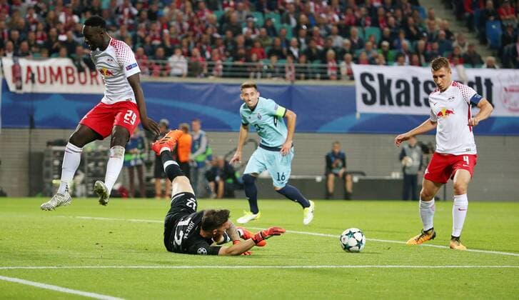 RB Leipzig Porto Football Champions League Leipzig 17 10 2017 Red Bull Arena Football UEFA Champions League Group G 3 Matchday RB Leipzig DEU vs FC Porto PRT 3 2 3 2 goal for Leipzig to 1 0 through Willi Orban r in Picture v l Jean Kevin Augustin 29 RB Leipzig Goalkeeper Jose SA 12 Porto and Scorer Willi Orban 4 RB Leipzig