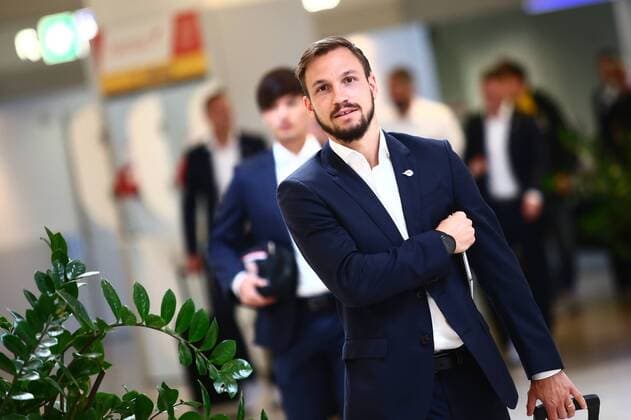 SOCCER - UEFA EL, Atiker vs RBS, preview SALZBURG,AUSTRIA,18.OCT.17 - SOCCER - UEFA Europa League, Atiker Konyaspor vs Red Bull Salzburg, preview, departure of RBS from the Salzburg airport. Image shows Andreas Ulmer (RBS). GEPAxpictures xFelixxRoittner