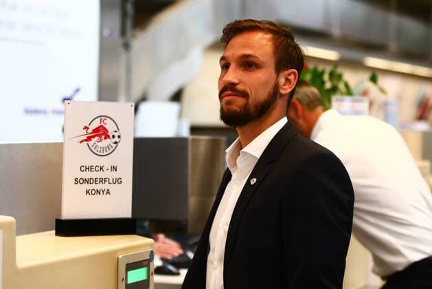 SOCCER - UEFA EL, Atiker vs RBS, preview SALZBURG,AUSTRIA,18.OCT.17 - SOCCER - UEFA Europa League, Atiker Konyaspor vs Red Bull Salzburg, preview, departure of RBS from the Salzburg airport. Image shows Andreas Ulmer (RBS). GEPAxpictures xFelixxRoittner