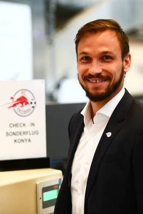 SOCCER - UEFA EL, Atiker vs RBS, preview SALZBURG,AUSTRIA,18.OCT.17 - SOCCER - UEFA Europa League, Atiker Konyaspor vs Red Bull Salzburg, preview, departure of RBS from the Salzburg airport. Image shows Andreas Ulmer (RBS). GEPAxpictures xFelixxRoittner