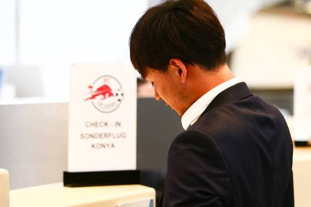 SOCCER - UEFA EL, Atiker vs RBS, preview SALZBURG,AUSTRIA,18.OCT.17 - SOCCER - UEFA Europa League, Atiker Konyaspor vs Red Bull Salzburg, preview, departure of RBS from the Salzburg airport. Image shows Takumi Minamino (RBS). GEPAxpictures xFelixxRoittner