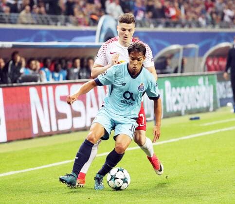 RB Leipzig Porto Football Champions League Leipzig 17 10 2017 Red Bull Arena Football UEFA Champions League Group G 3 Matchday Lawn ball sport Leipzig vs FC Porto 3 2 3 2 in Picture from front Oliver Torres 10 Porto and Marcel Sabitzer 7 RB Leipzig