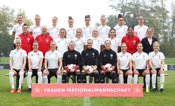 18 10 2017 xCEx Mainz Kastel KFV Stadium German Women national team DFB DFB Women Team photo and Training Women u0026 39;s football national team official Team photo rear Row v l n r Joelle Wedemeyer TaBeA Kemme Leonie Maier Linda Dallmann Hasret Kayikci Svenja Huth Lina Magull Anna Pallor Mean Row v l n r Simon Panter Markus Högner Melanie Leupolz Kathrin Hendrich Lea Schueller Sara Doorsoun Steffi Jones Maike Seuren front Row v l n r Johanna Elsig Simone Laudehr Alexandra Popp Carina Schlueter Almuth Schult Laura BENKARTH Lena Goeßling Babett Peter Carolin Simon