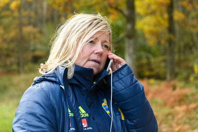 Fußball, Damen, WM-Quali, Schweden trainiert, Dänemark sagt Spiel ab 171018 Landslagschef Marika Domanski Lyfors pratar i telefon under en träning med det svenska damlandslaget i fotboll den 18 oktober 2017 i Göteborg.  Copyright: CARLxSANDIN BB171018CS004