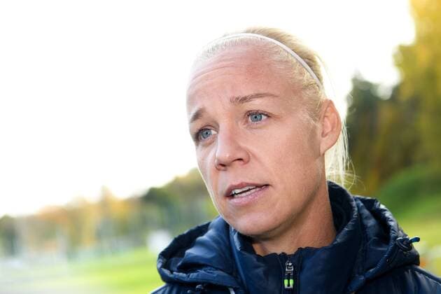 Fußball, Damen, WM-Quali, Schweden trainiert, Dänemark sagt Spiel ab 171018 Caroline Seger blir intervjuad efter en träning med det svenska damlandslaget i fotboll den 18 oktober 2017 i Göteborg.  Copyright: CARLxSANDIN BB171018CS006