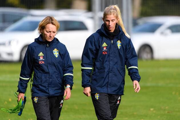 Fußball, Damen, WM-Quali, Schweden trainiert, Dänemark sagt Spiel ab 171018 Sjukgymnast Annica Näsmark och Sofia Jakobsson under en träning med det svenska damlandslaget i fotboll den 18 oktober 2017 i Göteborg.  Copyright: CARLxSANDIN BB171018CS012