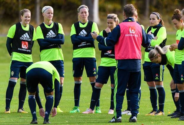Fußball, Damen, WM-Quali, Schweden trainiert, Dänemark sagt Spiel ab 171018 Mia Carlsson, Nilla Fischer, Linda Sembrant och Hanna Folkesson under en träning med det svenska damlandslaget i fotboll den 18 oktober 2017 i Göteborg.  Copyright: CARLxSANDIN BB171018CS018