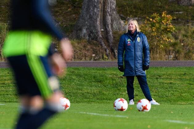 Fußball, Damen, WM-Quali, Schweden trainiert, Dänemark sagt Spiel ab 171018 Landslagschef Marika Domanski Lyfors under en träning med det svenska damlandslaget i fotboll den 18 oktober 2017 i Göteborg.  Copyright: CARLxSANDIN BB171018CS019