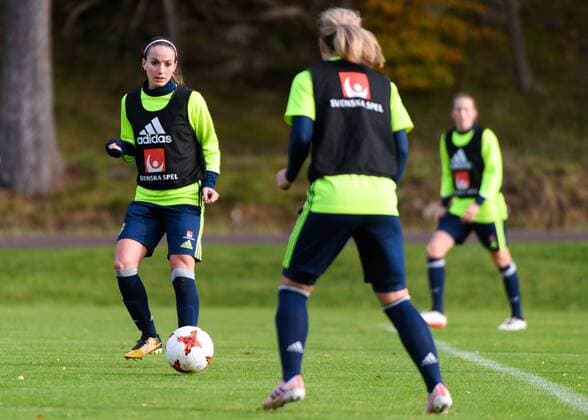 Fußball, Damen, WM-Quali, Schweden trainiert, Dänemark sagt Spiel ab 171018 Kosovare Asllani under en träning med det svenska damlandslaget i fotboll den 18 oktober 2017 i Göteborg.  Copyright: CARLxSANDIN BB171018CS026