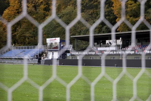Fußball, Damen, Prämienstreit, Dänemark sagt WM-Qualifikationsspiel ab HelsingÃ¸r stadion er tom. Kvindefodboldlandsholdet trÃ¦nede onsdag i DragÃ¸r. Fredagens kvindefodboldlandskamp mellem Danmark og Sverige i Göteborg er aflyst. Dansk Boldspil-Union (DBU) har meddelt Sveriges Fodboldforbund (SvFF), at man ikke kan stille med et hold pa fredag pa grund af den verserende konflikt mellem DBU og Spillerforeningen. Polfoto_72179563  Copyright: FinnxFrandsen