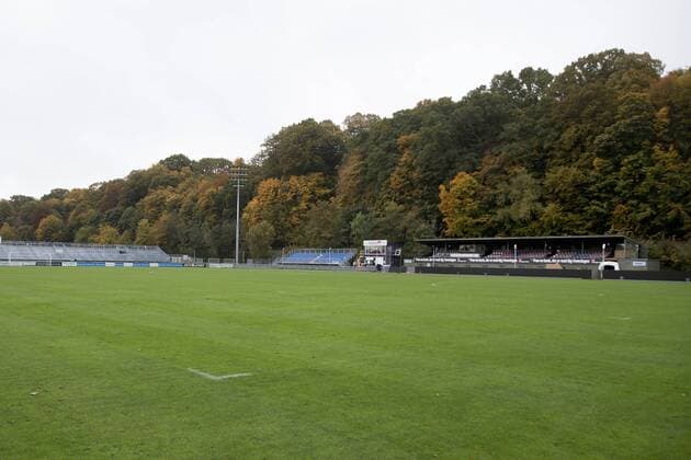 Fußball, Damen, Prämienstreit, Dänemark sagt WM-Qualifikationsspiel ab HelsingÃ¸r stadion er tom. Kvindefodboldlandsholdet trÃ¦nede onsdag i DragÃ¸r. Fredagens kvindefodboldlandskamp mellem Danmark og Sverige i Göteborg er aflyst. Dansk Boldspil-Union (DBU) har meddelt Sveriges Fodboldforbund (SvFF), at man ikke kan stille med et hold pa fredag pa grund af den verserende konflikt mellem DBU og Spillerforeningen. Polfoto_72179565  Copyright: FinnxFrandsen