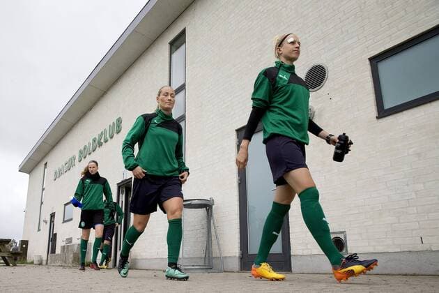 Fußball, Damen, Prämienstreit, Dänemark sagt WM-Qualifikationsspiel ab Pa vej pa banen, da kvindefodboldlandsholdet onsdag trÃ¦nede i DragÃ¸r. Fredagens kvindefodboldlandskamp mellem Danmark og Sverige i Göteborg er aflyst. Dansk Boldspil-Union (DBU) har meddelt Sveriges Fodboldforbund (SvFF), at man ikke kan stille med et hold pa fredag pa grund af den verserende konflikt mellem DBU og Spillerforeningen. Polfoto_72179569  Copyright: FinnxFrandsen