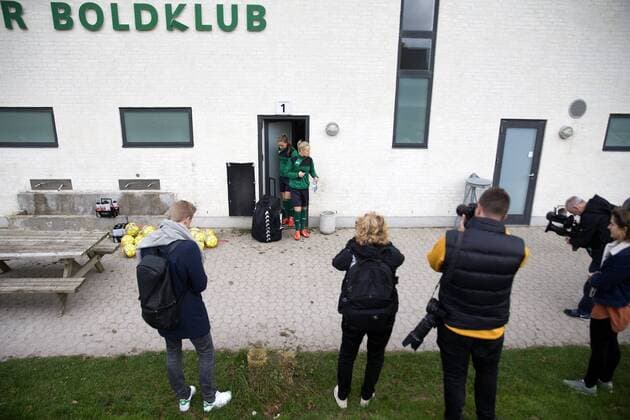 Fußball, Damen, Prämienstreit, Dänemark sagt WM-Qualifikationsspiel ab Pressen var mÃ¸dt frem, da kvindefodboldlandsholdet onsdag trÃ¦nede i DragÃ¸r. Fredagens kvindefodboldlandskamp mellem Danmark og Sverige i Göteborg er aflyst. Dansk Boldspil-Union (DBU) har meddelt Sveriges Fodboldforbund (SvFF), at man ikke kan stille med et hold pa fredag pa grund af den verserende konflikt mellem DBU og Spillerforeningen. Polfoto_72179570  Copyright: FinnxFrandsen