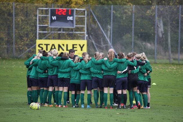 Fußball, Damen, Prämienstreit, Dänemark sagt WM-Qualifikationsspiel ab Skulder ved skulder, da kvindefodboldlandsholdet onsdag trÃ¦nede i DragÃ¸r. Fredagens kvindefodboldlandskamp mellem Danmark og Sverige i Göteborg er aflyst. Dansk Boldspil-Union (DBU) har meddelt Sveriges Fodboldforbund (SvFF), at man ikke kan stille med et hold pa fredag pa grund af den verserende konflikt mellem DBU og Spillerforeningen. Polfoto_72179589  Copyright: FinnxFrandsen
