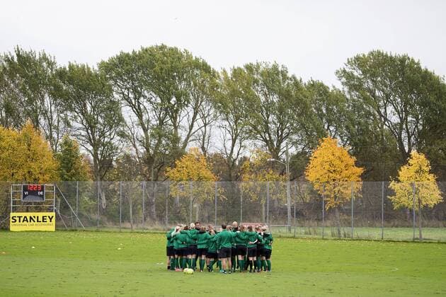 Fußball, Damen, Prämienstreit, Dänemark sagt WM-Qualifikationsspiel ab Skulder ved skulder, da kvindefodboldlandsholdet onsdag trÃ¦nede i DragÃ¸r. Fredagens kvindefodboldlandskamp mellem Danmark og Sverige i Göteborg er aflyst. Dansk Boldspil-Union (DBU) har meddelt Sveriges Fodboldforbund (SvFF), at man ikke kan stille med et hold pa fredag pa grund af den verserende konflikt mellem DBU og Spillerforeningen. Polfoto_72179606  Copyright: FinnxFrandsen