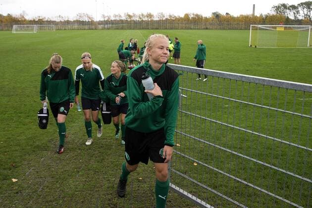 Fußball, Damen, Prämienstreit, Dänemark sagt WM-Qualifikationsspiel ab MisfornÃ¸jet Pernille Harder efter kvindefodboldlandsholdet onsdag trÃ¦nede i DragÃ¸r. Fredagens kvindefodboldlandskamp mellem Danmark og Sverige i Göteborg er aflyst. Dansk Boldspil-Union (DBU) har meddelt Sveriges Fodboldforbund (SvFF), at man ikke kan stille med et hold pa fredag pa grund af den verserende konflikt mellem DBU og Spillerforeningen. Polfoto_72179607  Copyright: FinnxFrandsen