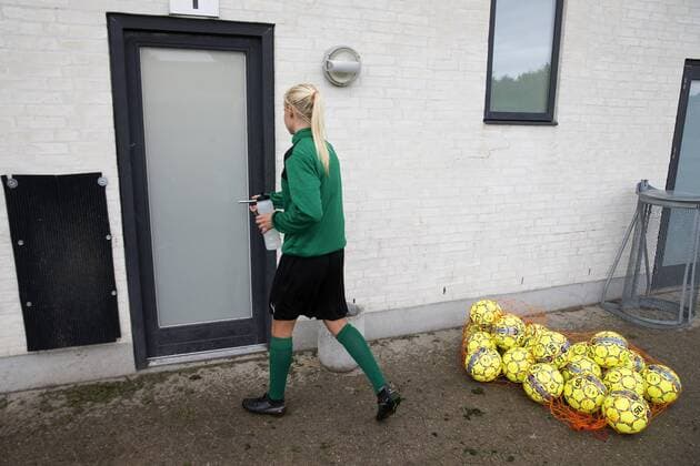 Fußball, Damen, Prämienstreit, Dänemark sagt WM-Qualifikationsspiel ab Efter trÃ¦ningen onsdag i DragÃ¸r. Fredagens kvindefodboldlandskamp mellem Danmark og Sverige i Göteborg er aflyst. Dansk Boldspil-Union (DBU) har meddelt Sveriges Fodboldforbund (SvFF), at man ikke kan stille med et hold pa fredag pa grund af den verserende konflikt mellem DBU og Spillerforeningen. Polfoto_72179609  Copyright: FinnxFrandsen
