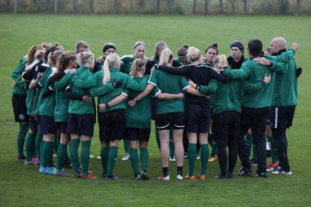 Themen der Woche - SPORT Bilder des Tages - SPORT Fußball, Damen, Prämienstreit, Dänemark sagt WM-Qualifikationsspiel ab Skulder ved skulder, da kvindefodboldlandsholdet onsdag trÃ¦nede i DragÃ¸r. Fredagens kvindefodboldlandskamp mellem Danmark og Sverige i Göteborg er aflyst. Dansk Boldspil-Union (DBU) har meddelt Sveriges Fodboldforbund (SvFF), at man ikke kan stille med et hold pa fredag pa grund af den verserende konflikt mellem DBU og Spillerforeningen. Polfoto_72179612  Copyright: FinnxFrandsen