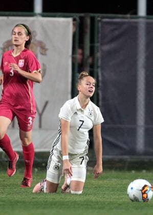 18.10.2017 Belgrade Serbia-Germany U19-Under 19 International Friendly Länderspiel match men s football Giulia Gwinn(r) with Saral Linder(r) Germany, Milica Stevanovic(L) Serbia : 