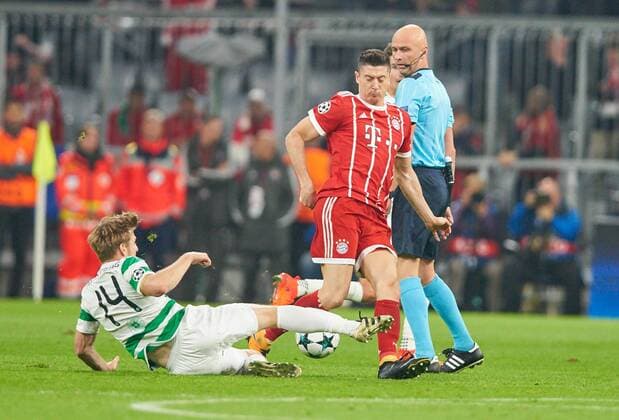 Robert Lewandowski FCB 9 duel Action shot to the Ball against Stuart Armstrong Glasgow 14 FC Bavaria Munich Celtic Glasgow Group stage Leg Football UEFA Champions League Munich 18 10 2017 CL Season 2017 2018
