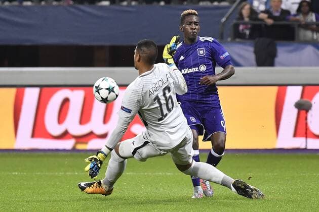 Anderlecht s Henry Onyekuru and PSG s goalkeeper Alphonse Areola pictured during a third game (out of 6) in the group stage (Group B) of the UEFA Champions League competition between Belgian soccer team RSC Anderlecht and French club PSG Paris Saint-Germain, Wednesday 18 October 2017 in Brussels. DIRKxWAEM  x05185341x