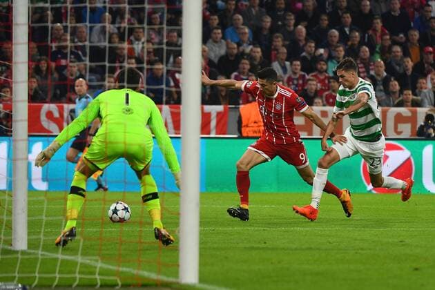 18 10 2017 xJHx Football Champions League FC Bavaria Munich Celtic Glasgow emspor v l Craig Gordon Celtic FC Robert Lewandowski FCB FC Bavaria Munich Mikael funny Celtic FC Foul in Penalty Munich