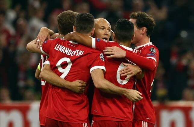 Thomas Mueller 1 0 Robert Lewandowski Arjen seals Thiago Sebastian Rudy happiness Emotion jubilant cheering After 1 0 Sports Football Football UEFA CL Champions League men Season 2017 2018 18 10 2017 FC Bavaria Munich FCB vs Celtic Glasgow