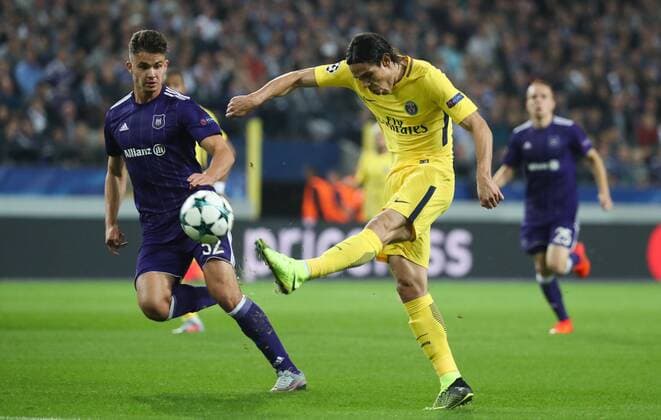 Anderlecht s Leander Dendoncker and PSG s Edinson Cavani fight for the ball during a third game (out of 6) in the group stage (Group B) of the UEFA Champions League competition between Belgian soccer team RSC Anderlecht and French club PSG Paris Saint-Germain, Wednesday 18 October 2017 in Brussels. VIRGINIExLEFOUR  x05185395x