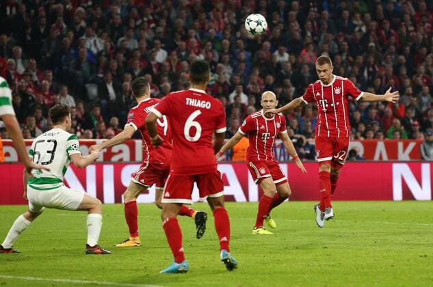 Kieran Tierney Thiago Joshua KIMMICH Kopfballtor to 2 0 Sports Football Football UEFA CL Champions League men Season 2017 2018 18 10 2017 FC Bavaria Munich FCB vs Celtic Glasgow