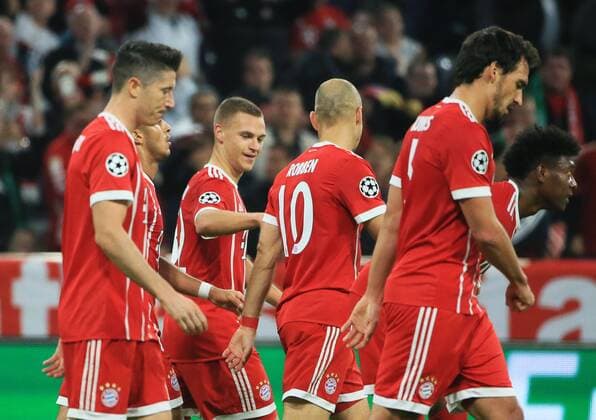 CL FC Bavaria vs Celtic Glasgow Alliance Arena Munich Football Sports in Picture Joshua KIMMICH FCB cheering to 2 0 with Arjen seals FCB
