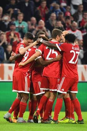 18 10 2017 xJHx Football Champions League FC Bavaria Munich Celtic Glasgow emspor v l goal celebration Goal Celebration Celebrate The Goal to 2 0 through Joshua KIMMICH FCB FC Bavaria Munich with the Team Munich