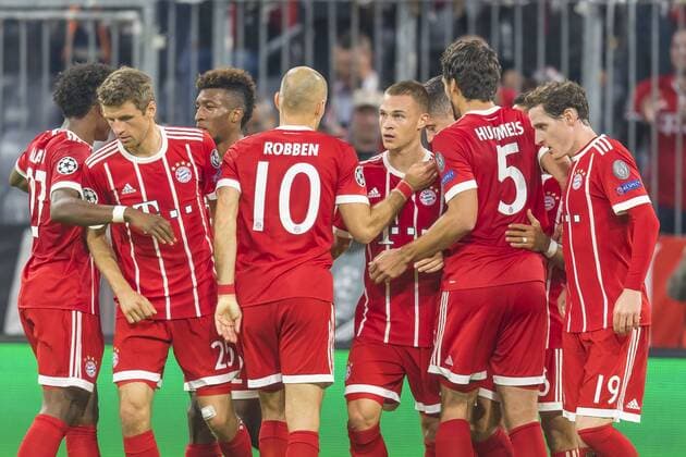ger UEFA CL FC Bavaria Munich ger vs Celtic Glasgow GB 18 10 2017 Alliance Arena Munich ger UEFA CL FC Bavaria Munich ger vs Celtic Glasgow GB Group B in Picture cheering After the goal to 2 0 through Joshua KIMMICH FCB 32 with Mats Hummels FCB 5 Arjen seals FCB 10 Thomas Mueller FCB 25 Sebastian Rudy FCB 19 Robert Lewandowski FCB 9 nordphotox xStraubmeier nph00004