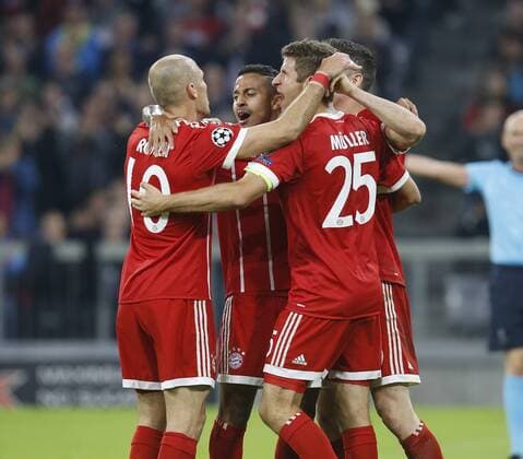 goal celebration 1 0 Munich v left Arjen seals Bavaria Thiago Bavaria Thomas Mueller Bavaria FC Bavaria Munich Celtic Glasgow Munich ger 18 10 2017 Football Champions League 2017 2018