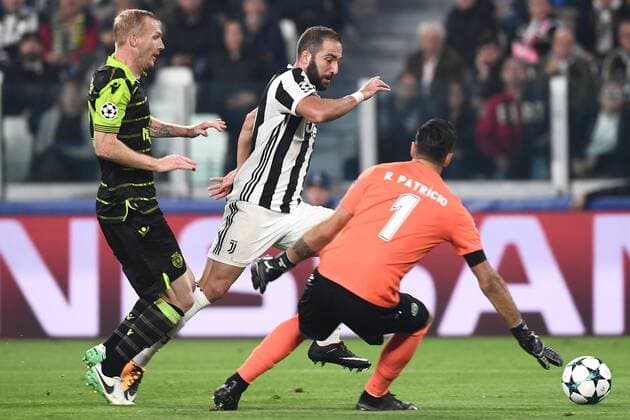 Fußball, CL, Juventus Turin - Sporting Lissabon Mg Torino 18 10 2017 - Champions League Juventus-Sporting foto Matteo Gribaudi Image nella foto: Gonzalo Higuain-Rui Patricio 