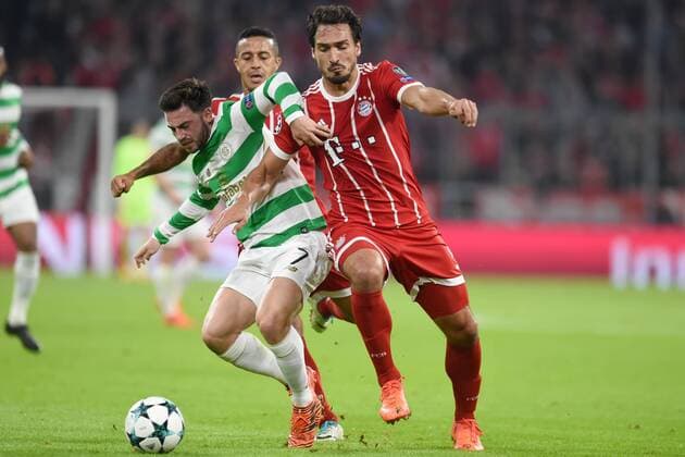 Football Champions League 03 Matchday FC Bavaria Munich Celtic Glasgow at 18 10 2017 in the Alliance Arena in Munich Patrick Roberts Celtic FC in duel against Mats Hummels Munich MT