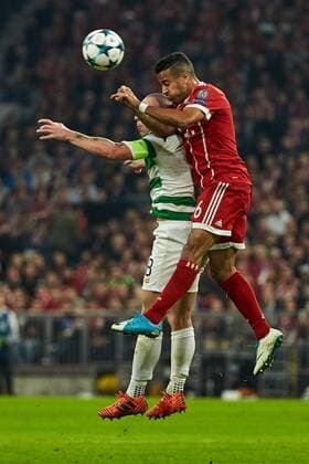 Munich Germany 17 10 2017 UEFA Champions League 2017 18 Season Group stage Group B 3 Matchday FC Bavaria Munich Celtic Glasgow Ball head duel between Scott Brown Celtic and Thiago FCB v l DeFodi501