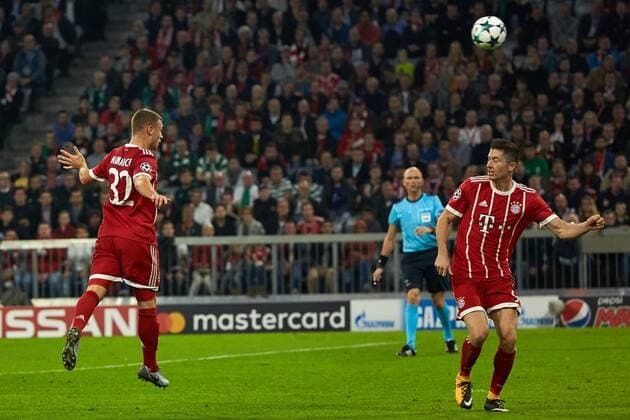 Munich Germany 17 10 2017 UEFA Champions League 2017 18 Season Group stage Group B 3 Matchday FC Bavaria Munich Celtic Glasgow Joshua KIMMICH FCB left reached Per Head ball the 2 0 right Robert Lewandowski FCB DeFodi501