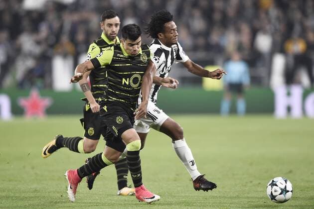 Fußball, CL, Juventus Turin - Sporting Lissabon Db Torino 18 10 2017 - Champions League Juventus-Sporting Lisbona foto Daniele Buffa Image nella foto: Marcos Acuna-Juan Cuadrado 