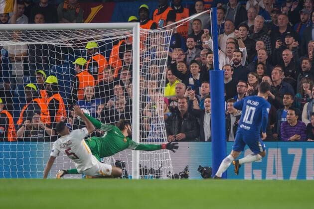 Eden Hazard of Chelsea scores his side second goal during the UEFA Champions League Group C match between Chelsea and Roma at Stamford Bridge, London, England on 18 October 2017. Copyright: xSalvioxCalabresex 17170018