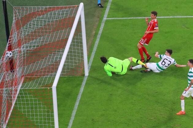18 10 2017 Football UEFA Champions League 2017 2018 Group stage 3 Matchday FC Bavaria Munich Celtic Glasgow in the Alliance Arena Munich the goal to 1 0 reached here Thomas Mueller right Torschuß FC Bavaria Munich against Goalkeeper Craig Gordon Celtic Glasgow