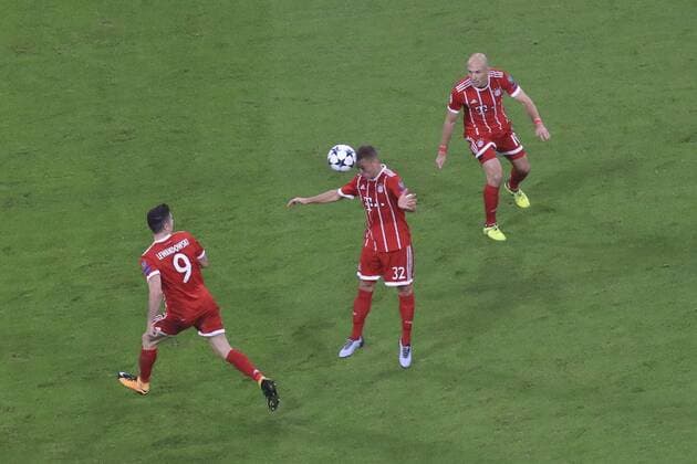 18 10 2017 Football UEFA Champions League 2017 2018 Group stage 3 Matchday FC Bavaria Munich Celtic Glasgow in the Alliance Arena Munich Torschuß Joshua KIMMICH centre FC Bavaria Munich to 2 0