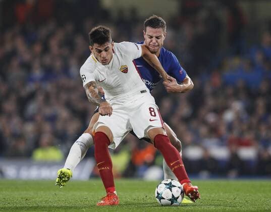 Bilder des Tages - SPORT Chelsea s Cesar Azpilicueta tussles with Roma s Diego Perotti during the champions league group match at Stamford Bridge Stadium, London. Picture date 18th October 2017. Picture credit should read: David Klein Sportimage EDITORIAL USE ONLY. No use with unauthorised audio, video, data, fixture lists, club league logos or live services. Online in-match use limited to 120 images, no video emulation. No use in betting, games or single club league player publications.