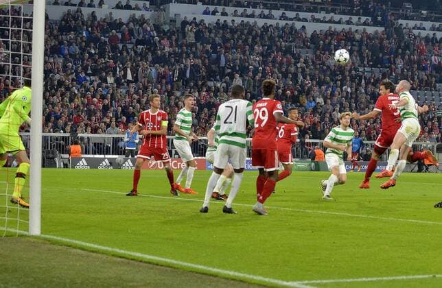 18 10 2017 Football UEFA Champions League 2017 2018 Group stage 3 Matchday FC Bavaria Munich Celtic Glasgow in the Alliance Arena Munich Mats Hummels 2 from right FC Bavaria Munich fault here to 3 0 against Goalkeeper Craig Gordon left Celtic Glasgow
