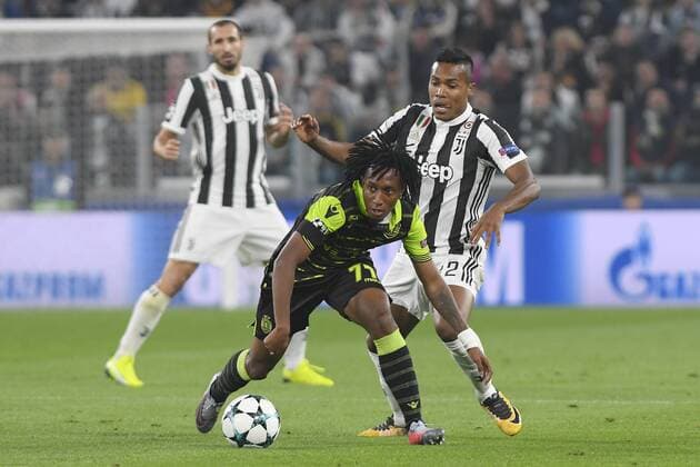 FuÃŸball, CL, Juventus Turin - Sporting Lissabon 18th October 2017, Juventus Stadium, Turin, Italy; UEFA Champions League, Juventus versus Sporting Lisbon; Alex Sandro puts pressure on Gelson Martins  ActionPlus11941281