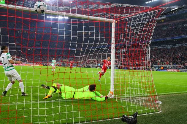 Thiago Alcantara FC Bavaria shoots a goal against Goalkeeper Craig Gordon Celtic FC Football UEFA Champions League FC Bavaria Munich Celtic FC 18 10 2017