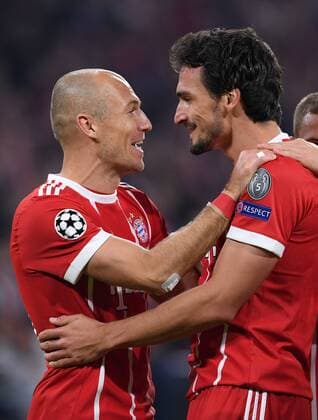 Football Champions League Season 2017 2018 Group stage FC Bavaria Munich Celtic Glasgow 18 10 2017 goal celebration After the 3 0 Arjen seals and Scorer Mats Hummels v r both FC Bavaria Munich Munich