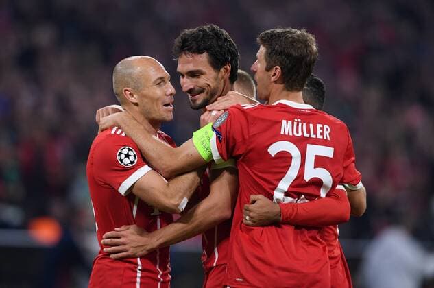 Football Champions League Season 2017 2018 Group stage FC Bavaria Munich Celtic Glasgow 18 10 2017 goal celebration After the 3 0 Arjen seals Scorer Mats Hummels and Thomas Mueller v r both FC Bavaria Munich Munich