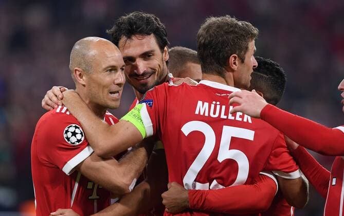 Football Champions League Season 2017 2018 Group stage FC Bavaria Munich Celtic Glasgow 18 10 2017 goal celebration After the 3 0 Arjen seals Scorer Mats Hummels and Thomas Mueller v r both FC Bavaria Munich Munich
