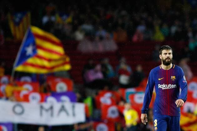 FuÃŸball, CL, FC Barcelona - Olympiakos PirÃ¤us 18th October 2017, Camp Nou, Barcelona, Spain; UEFA Champions League, FC Barcelona Barca versus Olympiacos; Gerard Pique of FC Barcelona with the Catalunya independence flag displayed behind him during the match  ActionPlus11941297
